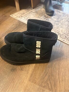 UGG Black Short Suede Boot with Branded Heel Tab